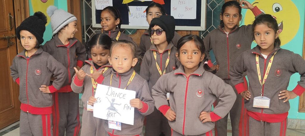 नौतनवा: बचपन स्कूल में धूमधाम से मनाया गया डांस डे, बच्चों ने जमकर किया डांस