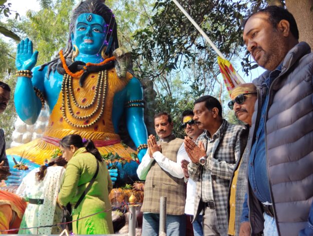 महाशिवरात्रि पर “बम बम भोले” से गूंज उठा नौतनवा