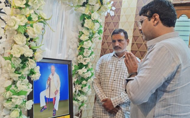 नौतनवां चेयरमैन के पिता स्व. राजेंद्र मणि त्रिपाठी की पुण्यतिथि पर भावभीनी श्रद्धांजलि