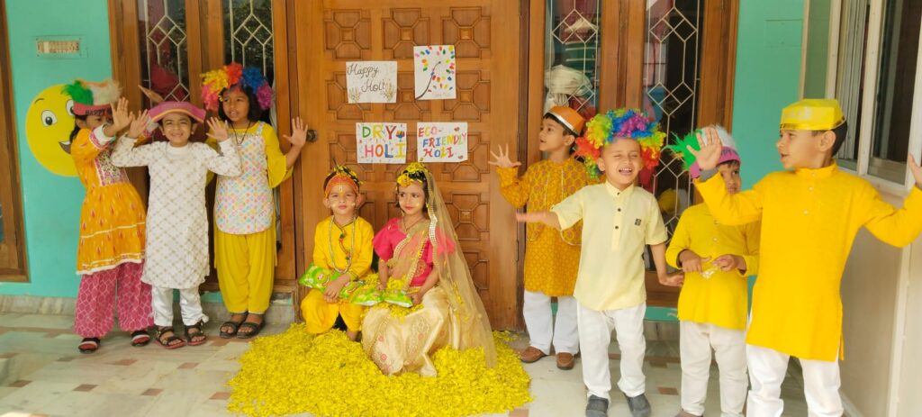 नौतनवा के बचपन स्कूल में धूमधाम से मनाया गया होली पर्व