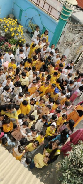 नौतनवा के बचपन स्कूल में धूमधाम से मनाया गया होली पर्व