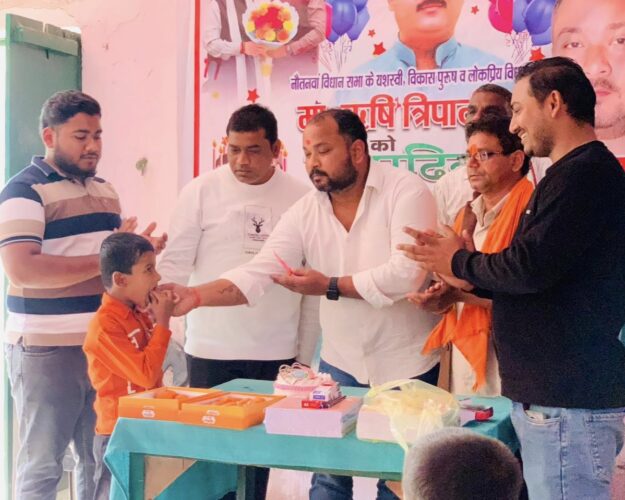 सोनौली में विधायक का जन्मदिन धूमधाम से मनाया गया