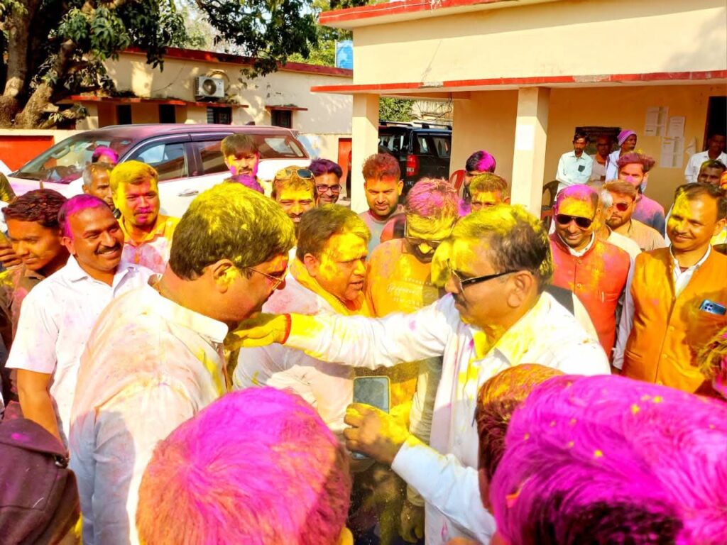 नौतनवा: रंग और उमंग के बीच विधायक ऋषि त्रिपाठी का जनता से सीधा संवाद