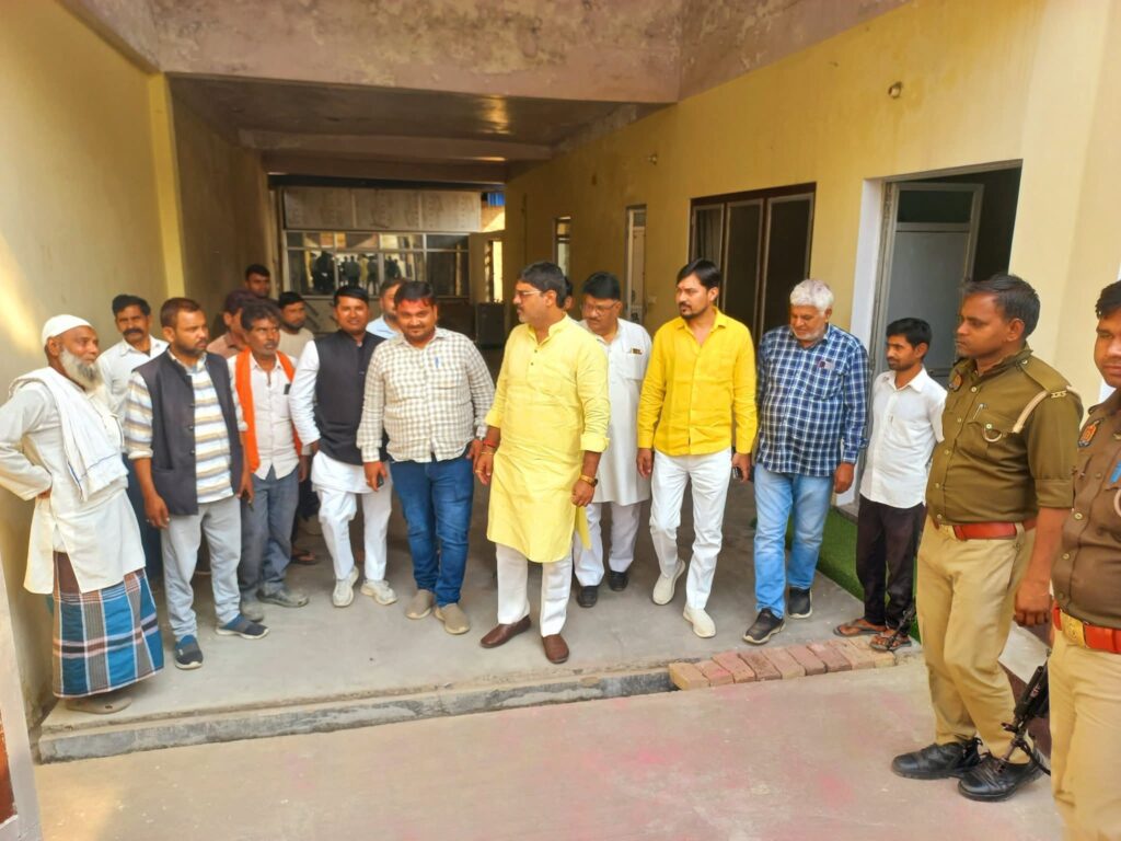 विधायक ऋषि त्रिपाठी ने लक्ष्मीपुर कार्यालय में नागरिकों से मुलाकात कर दी होली की शुभकामनाएँ