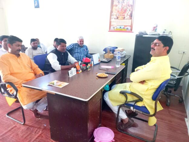 विधायक ऋषि त्रिपाठी ने लक्ष्मीपुर कार्यालय में नागरिकों से मुलाकात कर दी होली की शुभकामनाएँ