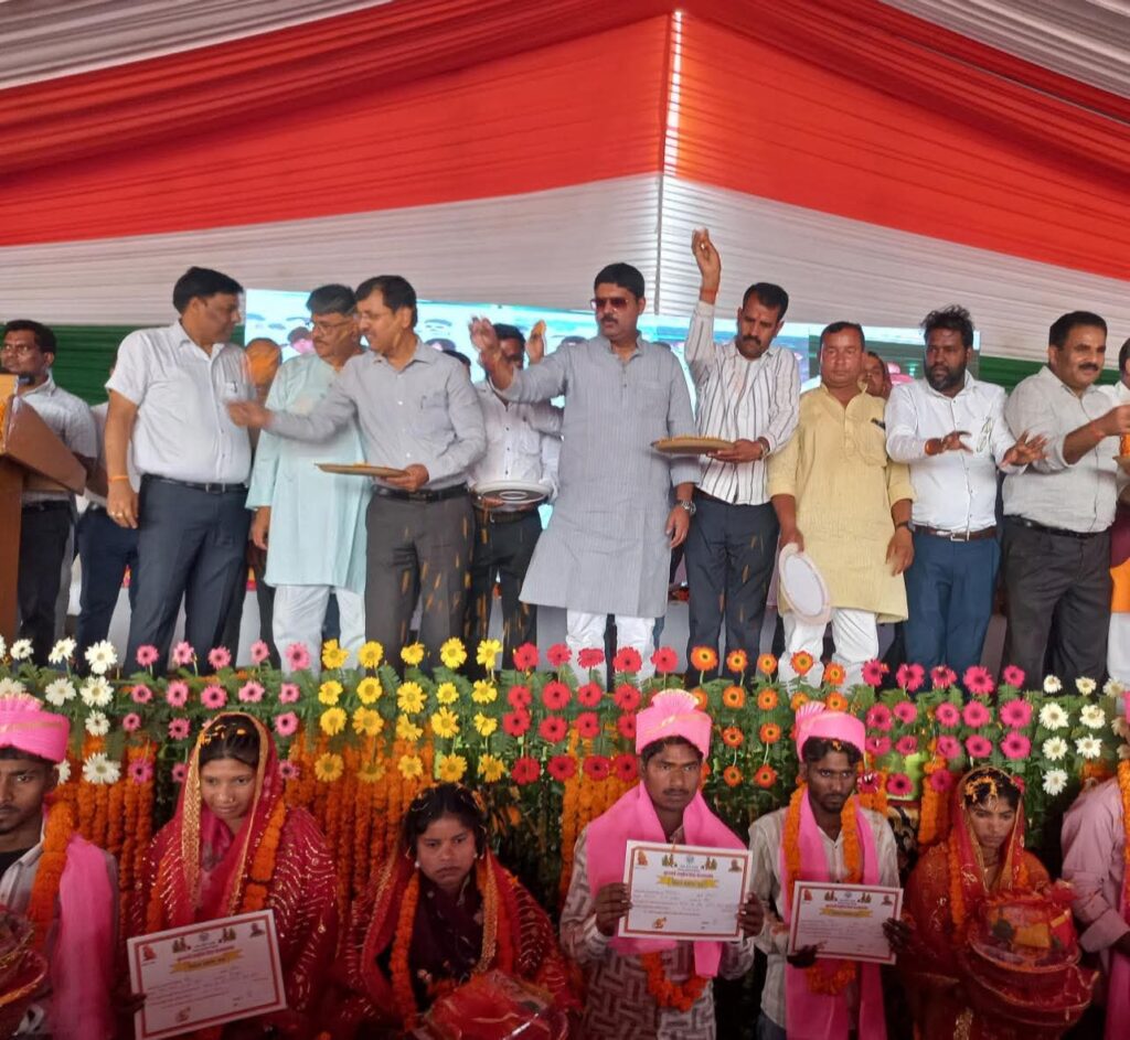 विधायक ऋषि त्रिपाठी की मौजूदगी में सम्पन्न हुआ सामूहिक विवाह