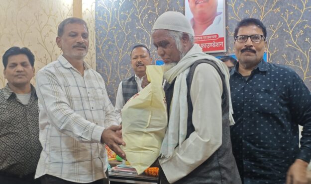 समाज के सक्षम लोगों को आगे बढ़कर जरूरतमंदों की करनी चाहिए मदद -- बृजेश मणि त्रिपाठी अध्यक्ष