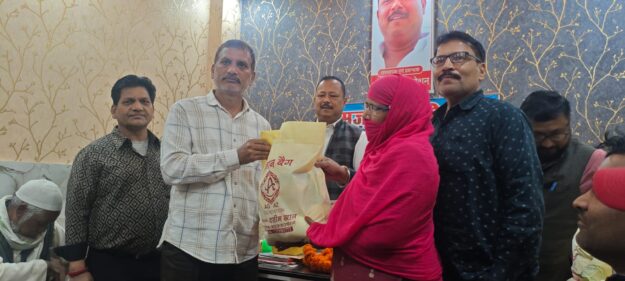 समाज के सक्षम लोगों को आगे बढ़कर जरूरतमंदों की करनी चाहिए मदद -- बृजेश मणि त्रिपाठी अध्यक्ष