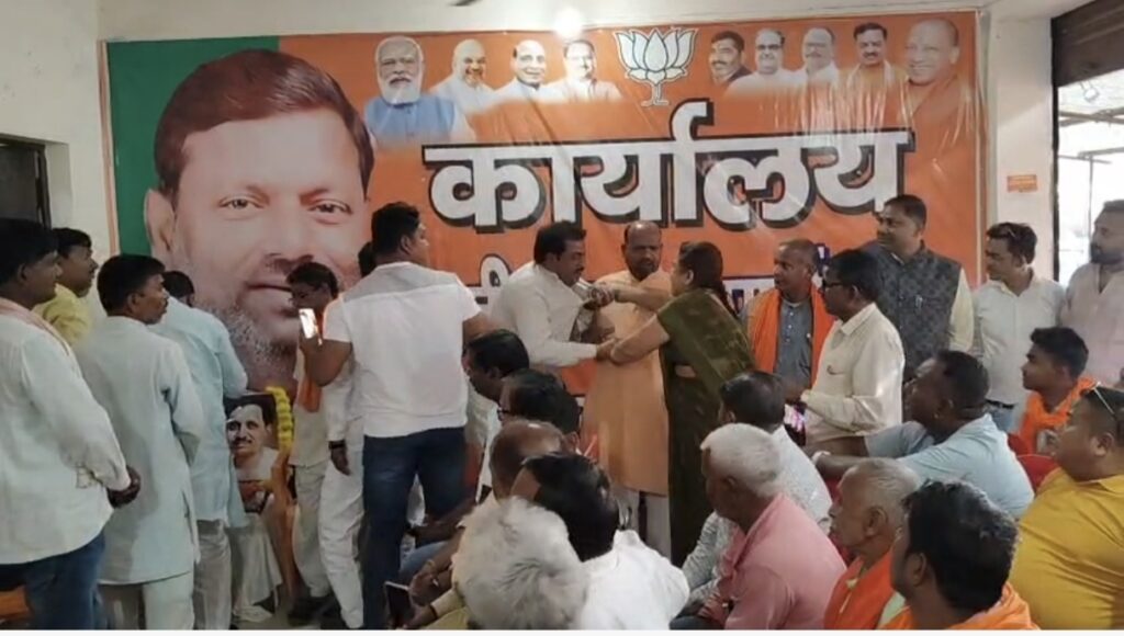 नौतनवा भाजपा कार्यालय में स्वागत समारोह बना रणभूमि