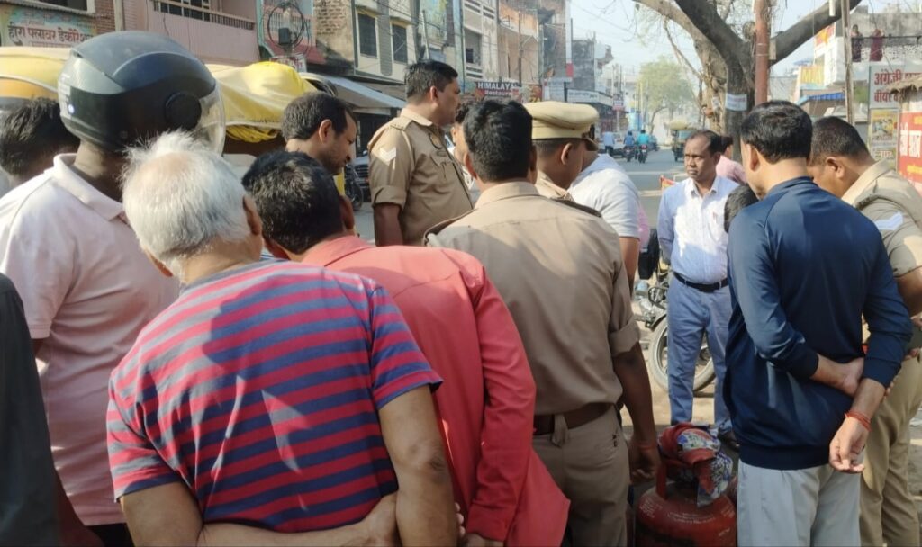 नौतनवा: गैस के लिए लाइन में लगे सिलेंडर उठाकर ले गई पुलिस, मचा हड़कंप