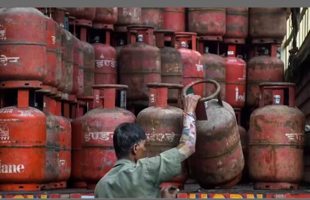 नौतनवा इंडियन गैस एजेंसी के प्रबंधक धनंजय पांडे ने दिया इस्तीफा