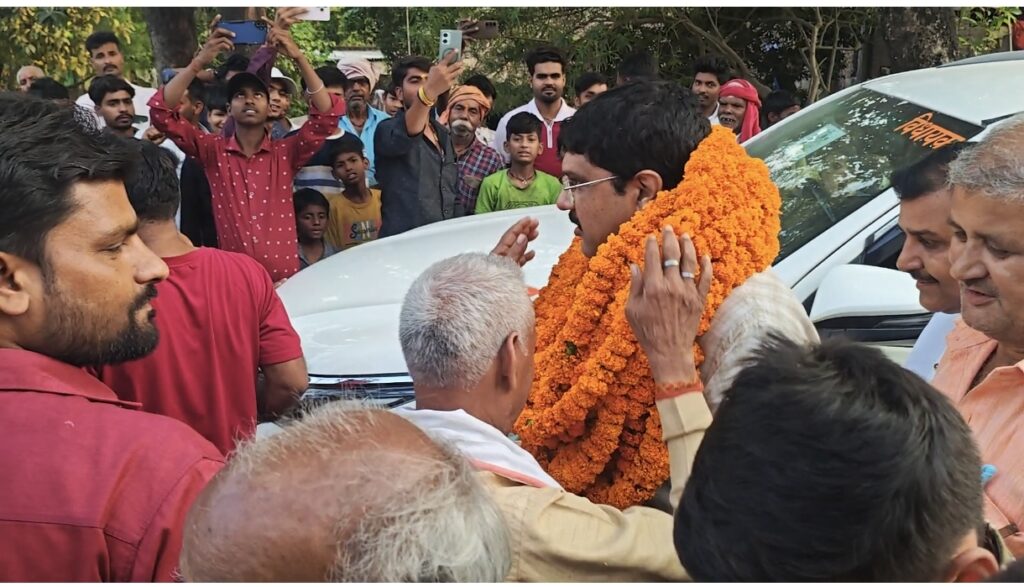 “नौतनवा में विधायक के पीछे क्यों दौड़ पड़ी भीड़? वजह जानकर रह जाएंगे हैरान”