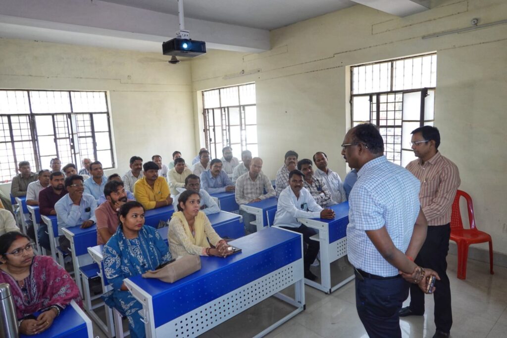 महराजगंज में जनगणना प्रशिक्षण का डीएम ने किया निरीक्षण, प्रगणकों को दिए अहम निर्देश