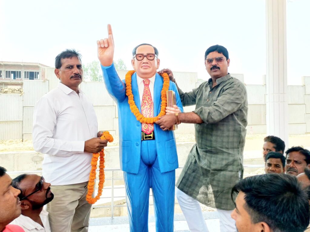 नौतनवा में बाबा साहेब की 135वीं जयंती पर विधायक ऋषि त्रिपाठी ने पुष्पांजलि अर्पित कर किया नमन