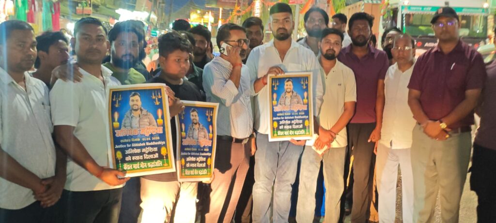 व्यापारियों का फूटा आक्रोश, सोनौली बॉर्डर पर कैंडल मार्च निकाल अभिषेक मद्धेशिया को दी श्रद्धांजलि