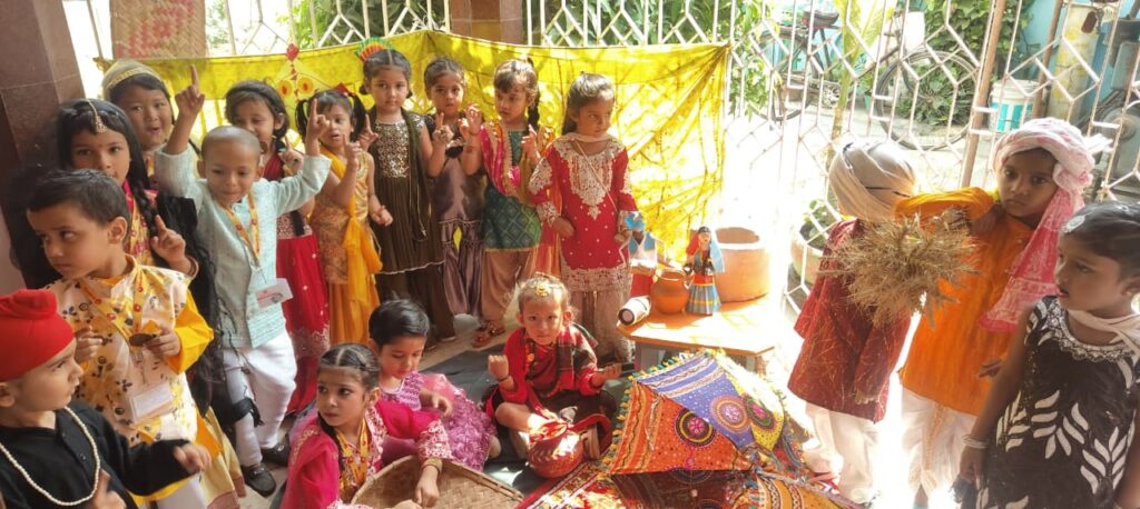 बचपन ए प्ले स्कूल, नौतनवा में बैसाखी की धूम, बच्चों ने सीखा फसल पर्व का महत्व