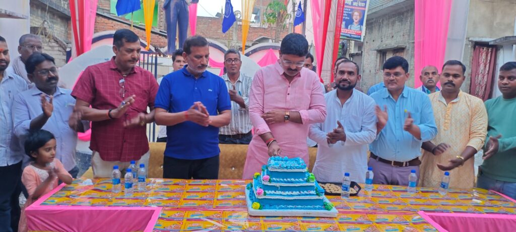 नौतनवां: केक काटकर विधायक ऋषि त्रिपाठी ने बाबा साहब को किया नमन