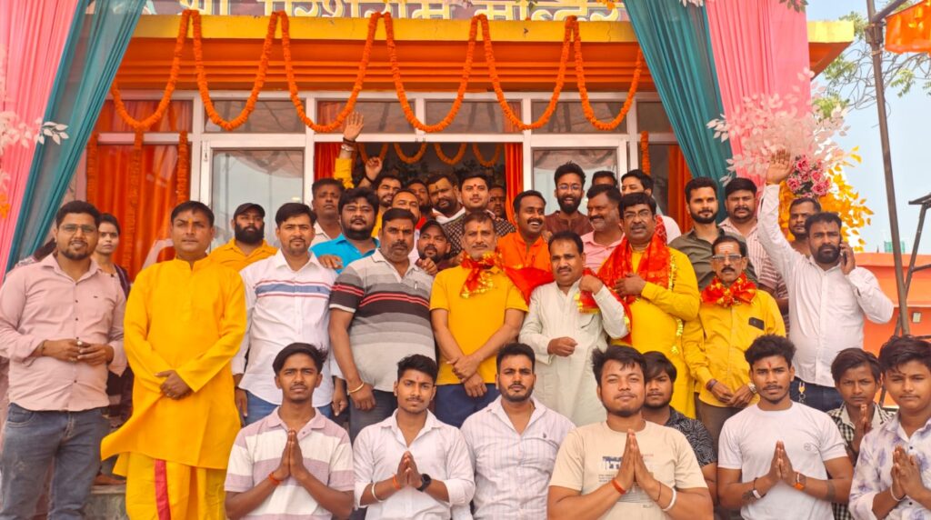 नौतनवा में भक्ति का उल्लास: भगवान परशुराम मंदिर में श्रद्धापूर्वक श्रृंगार, पूजा-अर्चना और आरती सम्पन्न