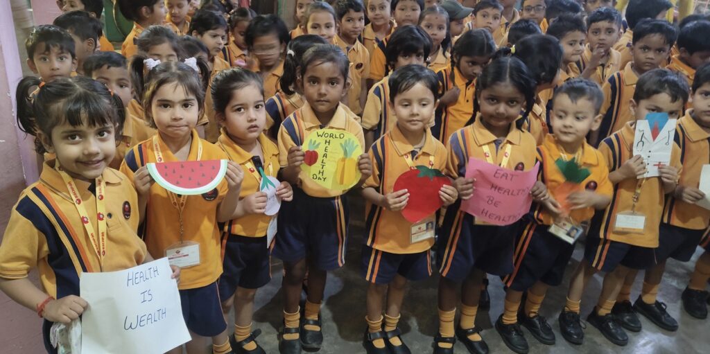 नौतनवा: बचपन स्कूल में धूमधाम से मनाया गया वर्ल्ड हेल्थ डे, बच्चों ने दिया ‘हेल्दी लाइफ’ का संदेश