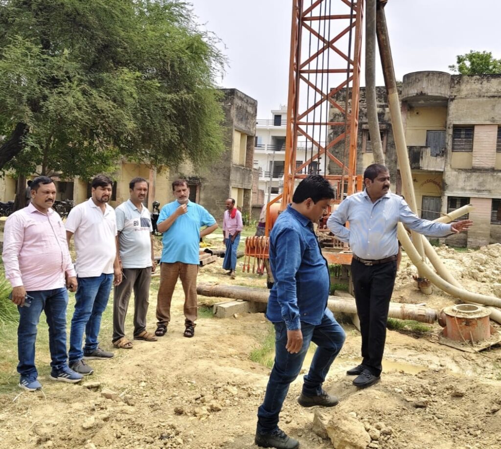 नौतनवां में जल संकट होगी दूर: वार्ड 15 में मिनी नलकूप निर्माण कार्य का अध्यक्ष ने किया निरीक्षण