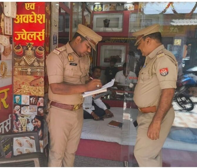 अड्डा बाजार में नकली सोना बेचकर ठगी करने वाला गिरोह सक्रिय, तीन के विरुद्ध मुकदमा दर्ज