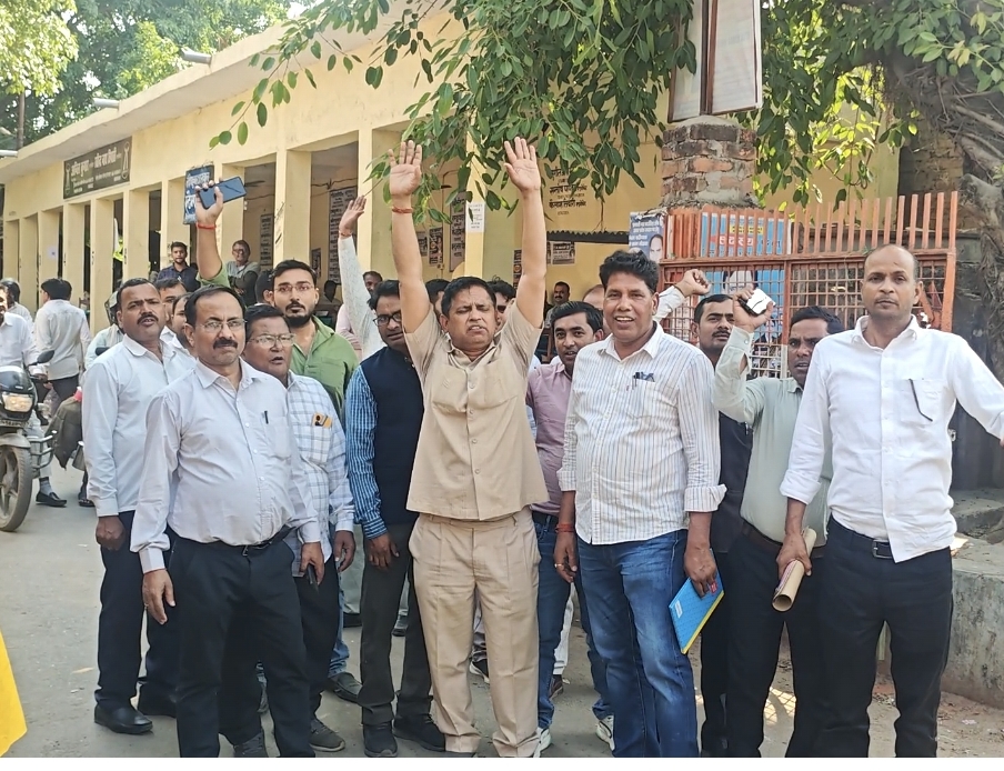 नौतनवा: अधिवक्ता से पुलिस कर्मियों द्वारा दुर्व्यवहार, नाराज़ अधिवक्ताओं ने किया प्रदर्शन