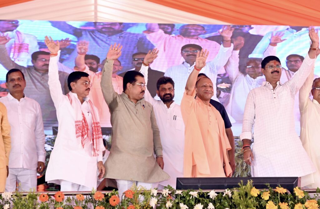 नौतनवा की राजनीति में बड़ा संदेश देकर गए मुख्यमंत्री योगी, विधायक ऋषि त्रिपाठी का बढ़ाया राजनीतिक कद