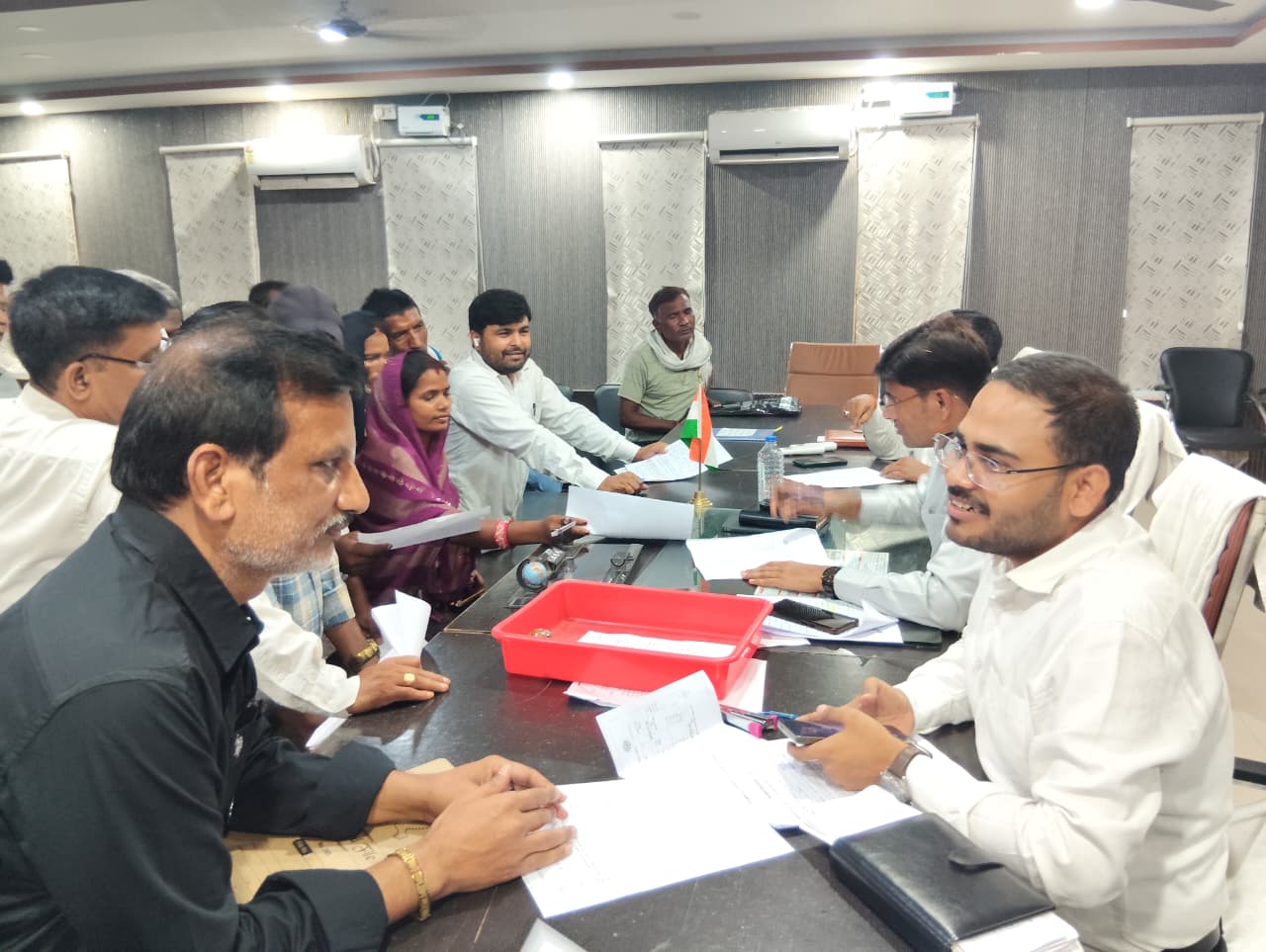 नगर की समस्याओं पर पालिका अध्यक्ष ने एसडीएम से की मुलाकात