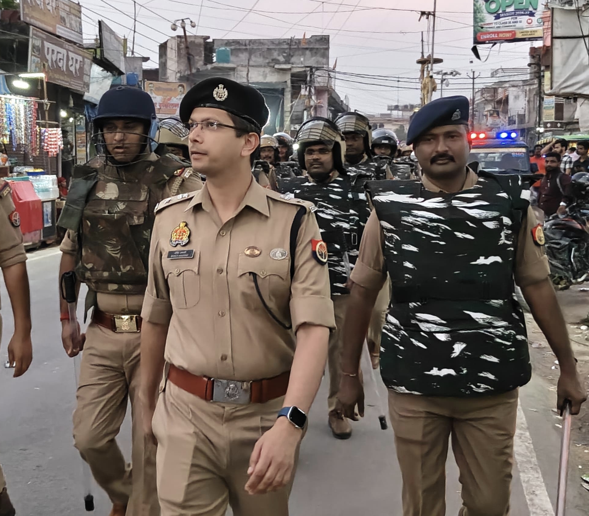 मोहर्रम को शांतिपूर्ण ढंग से संपन्न कराने के लिए सोनौली सीमा पर पुलिस-एसएसबी का फ्लैग मार्च