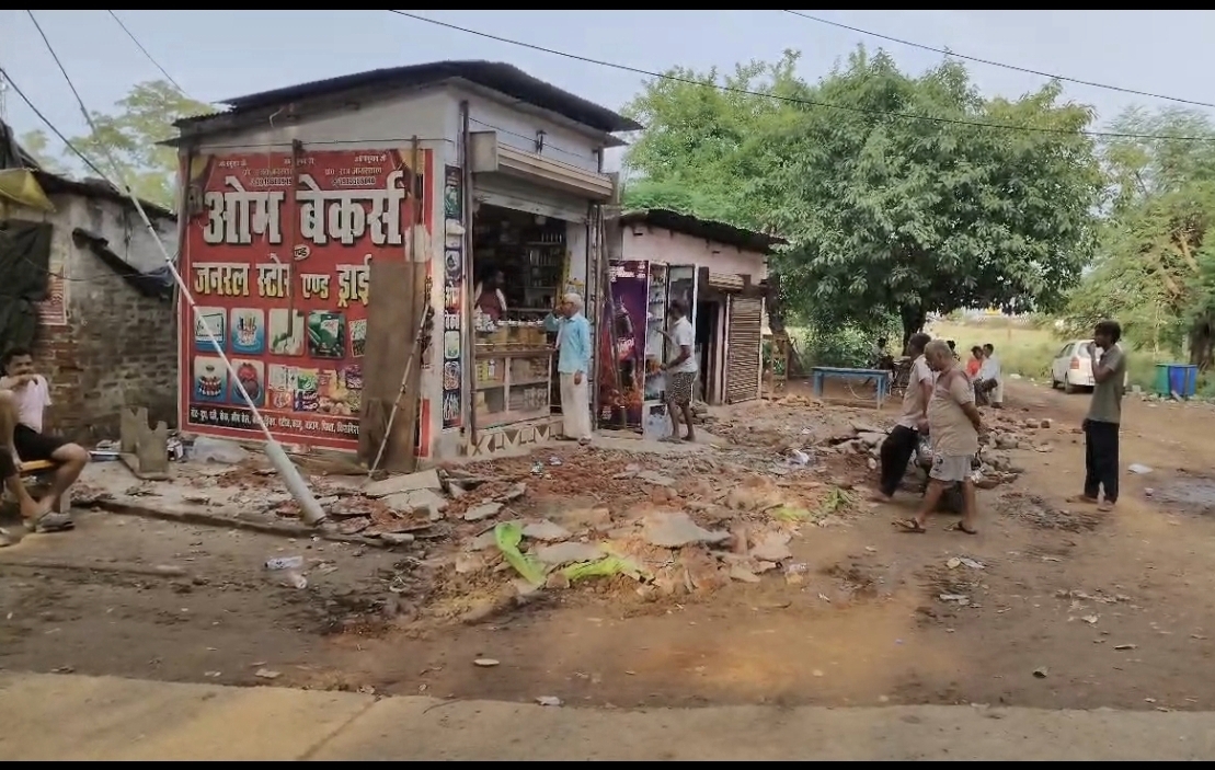 बृजमनगंज रेलवे स्टेशन परिसर में चला अतिक्रमण हटाओ अभियान, अस्थायी कब्जे हटाए गए