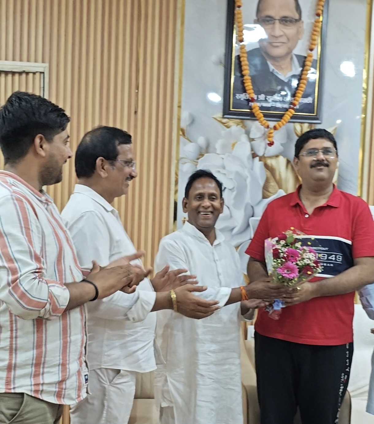 वरिष्ठ समाजसेवी नंदलाल जायसवाल को विधायक ऋषि त्रिपाठी ने दी जन्मदिन की शुभकामनाएं