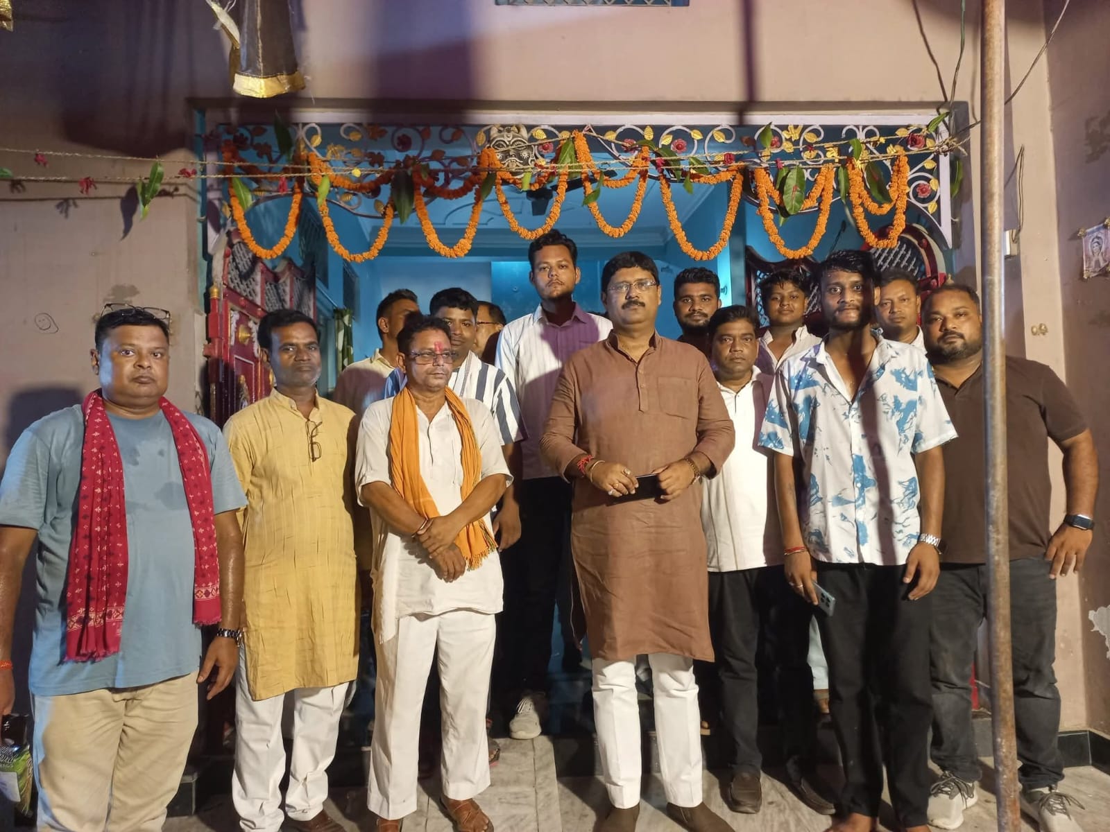 विधायक मां काली का लिए आशीर्वाद और भंडारा में शामिल होकर बांटी खुशियां
