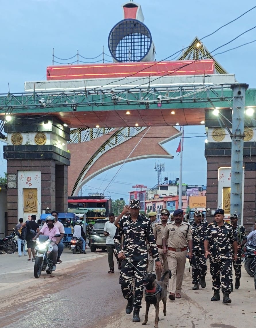 सोनौली में पुलिस-एसएसबी का पैदल मार्च, असामाजिक तत्वों में मचा हड़कंप