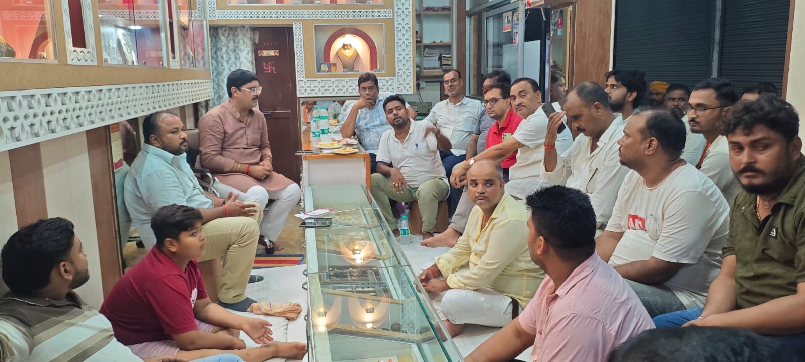 सोनौली में विधायक ऋषि त्रिपाठी ने कार्यकर्ताओं और व्यापारियों से किया संवाद