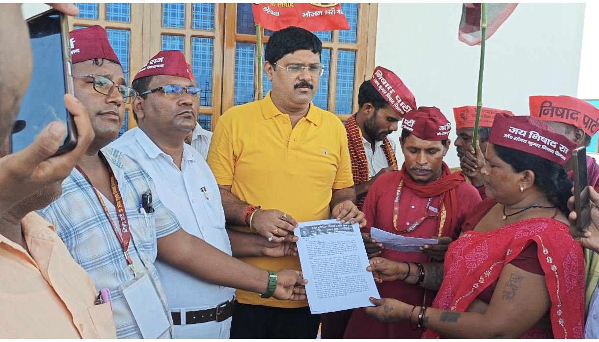 ​निषाद समाज को ‘मझवार’ आरक्षण देने की उठी मांग, नौतनवा विधायक ऋषि त्रिपाठी को सौंपा मांग पत्र