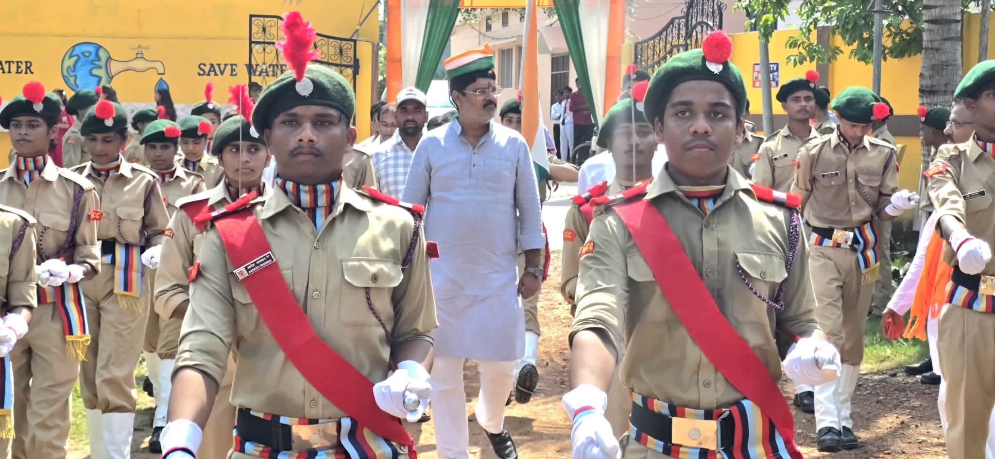 स्वतंत्रता दिवस पर विधायक ऋषि त्रिपाठी ने दर्जनों स्कूलों व प्रतिष्ठानों में किया ध्वजारोहण
