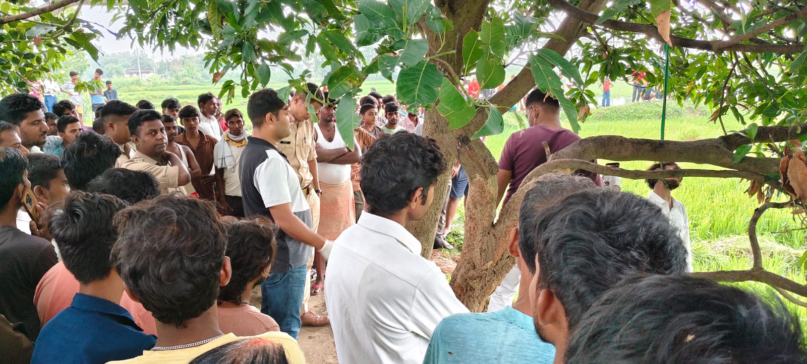 आम के पेड़ से लटका मिला 12वीं के छात्र का शव, क्षेत्र में फैली सनसनी