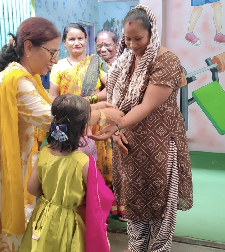 बचपन स्कूल में बच्चों ने मनाया रक्षाबंधन पर्व, पेड़-पौधों से लेकर तिरंगे तक को बांधी राखी