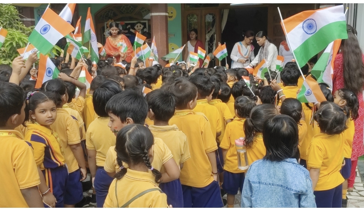 बचपन स्कूल में देशभक्ति के रंग में रंगा राष्ट्रीय पर्व, तिरंगा रैली ने बांधा समां