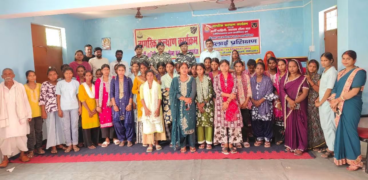 सोनौली: बरगदही में एसएसबी सिखाएगी सिलाई का हुनर; अध्यक्ष बृजेश मणि ने बढ़ाया हौसला