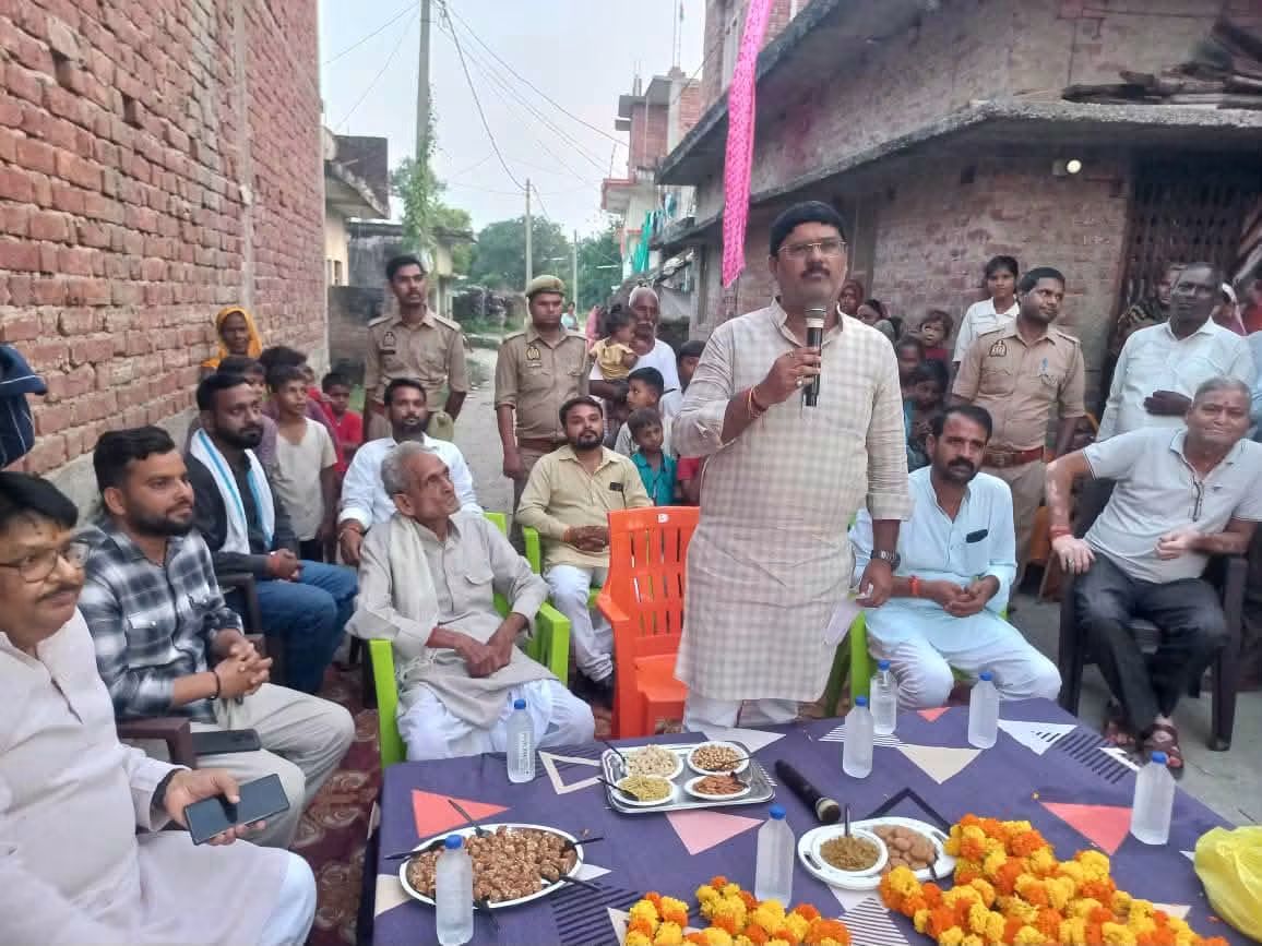 देर रात तक गांव-गांव पहुंचे ऋषि त्रिपाठी, लक्ष्मीपुर में चला ताबड़तोड़ जनसंपर्क अभियान