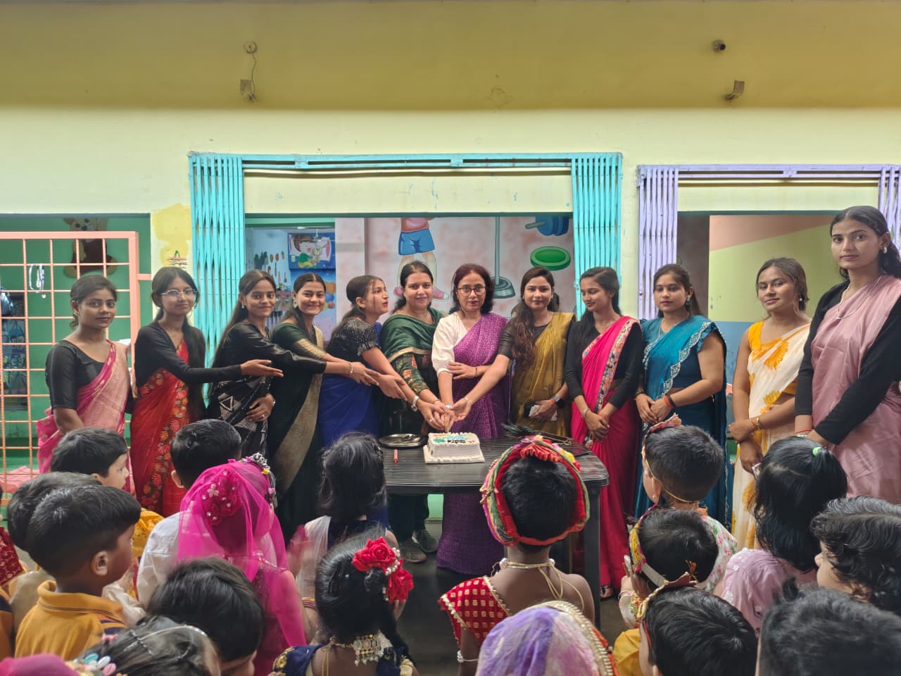 बचपन स्कूल में टीचर्स डे और जन्माष्टमी की धूम, नन्हे-मुन्नों ने राधा-कृष्ण के रूप में मन मोहा