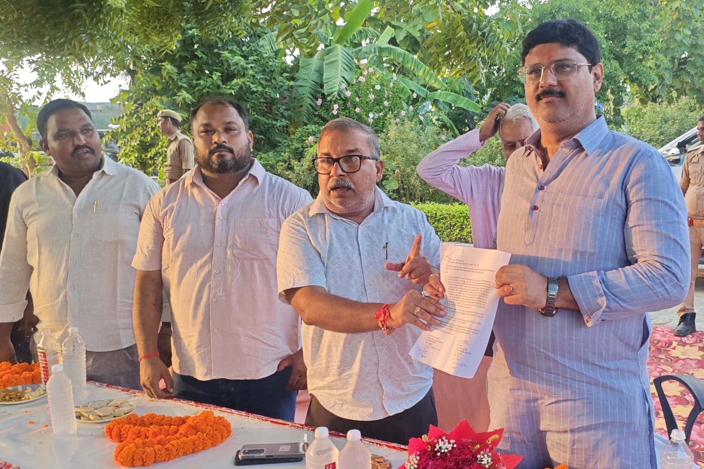 सोनौली में बंद डिवाइडर बना परेशानी! रास्ता खोलने को लेकर विधायक को सौंपा पत्र
