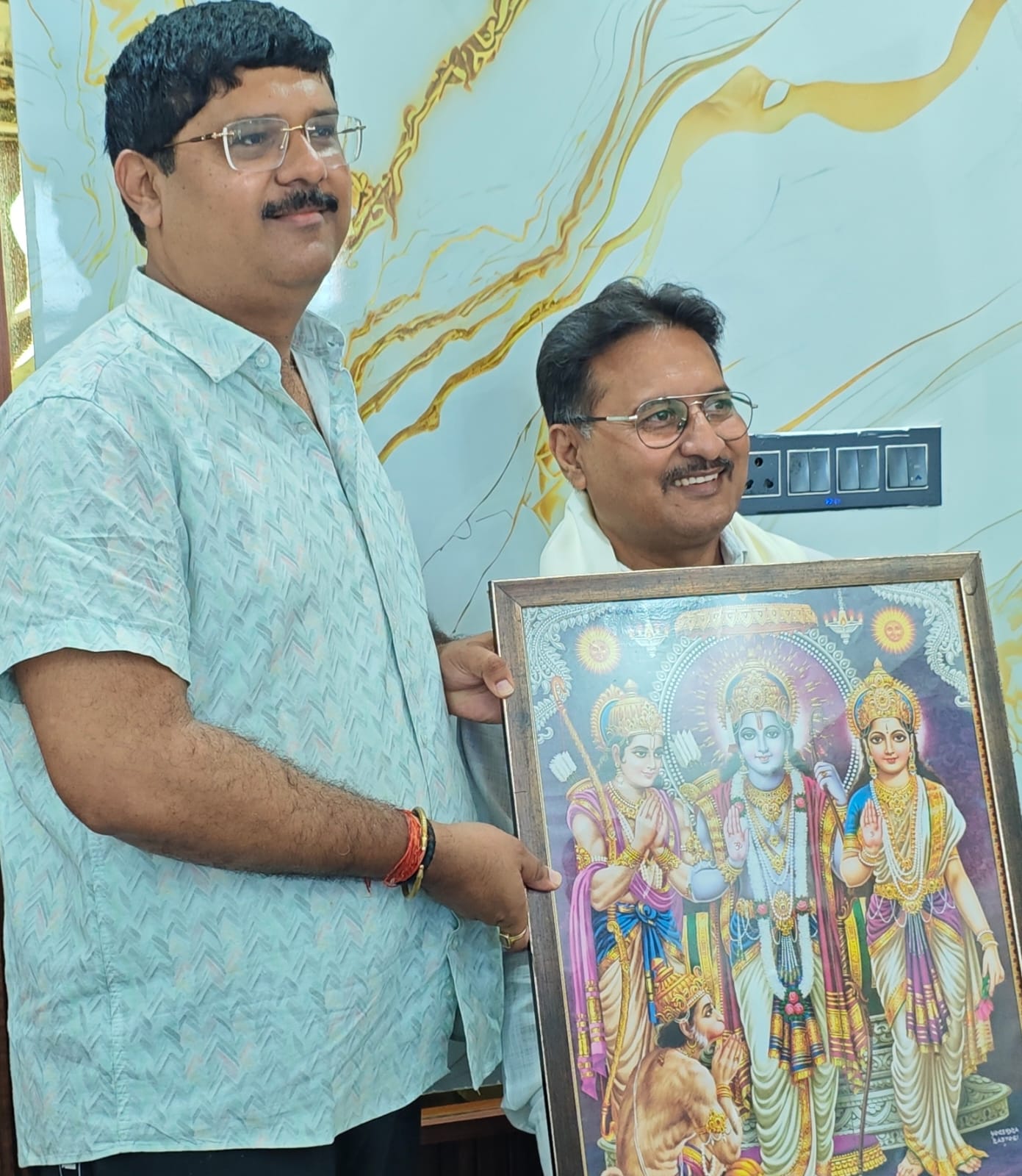 सोनौली के ‘जनप्रिय’ नगरसेवक दीपक बाबा का 59वां जन्मदिन, नौतनवा विधायक ने दिया बड़ा सम्मान!