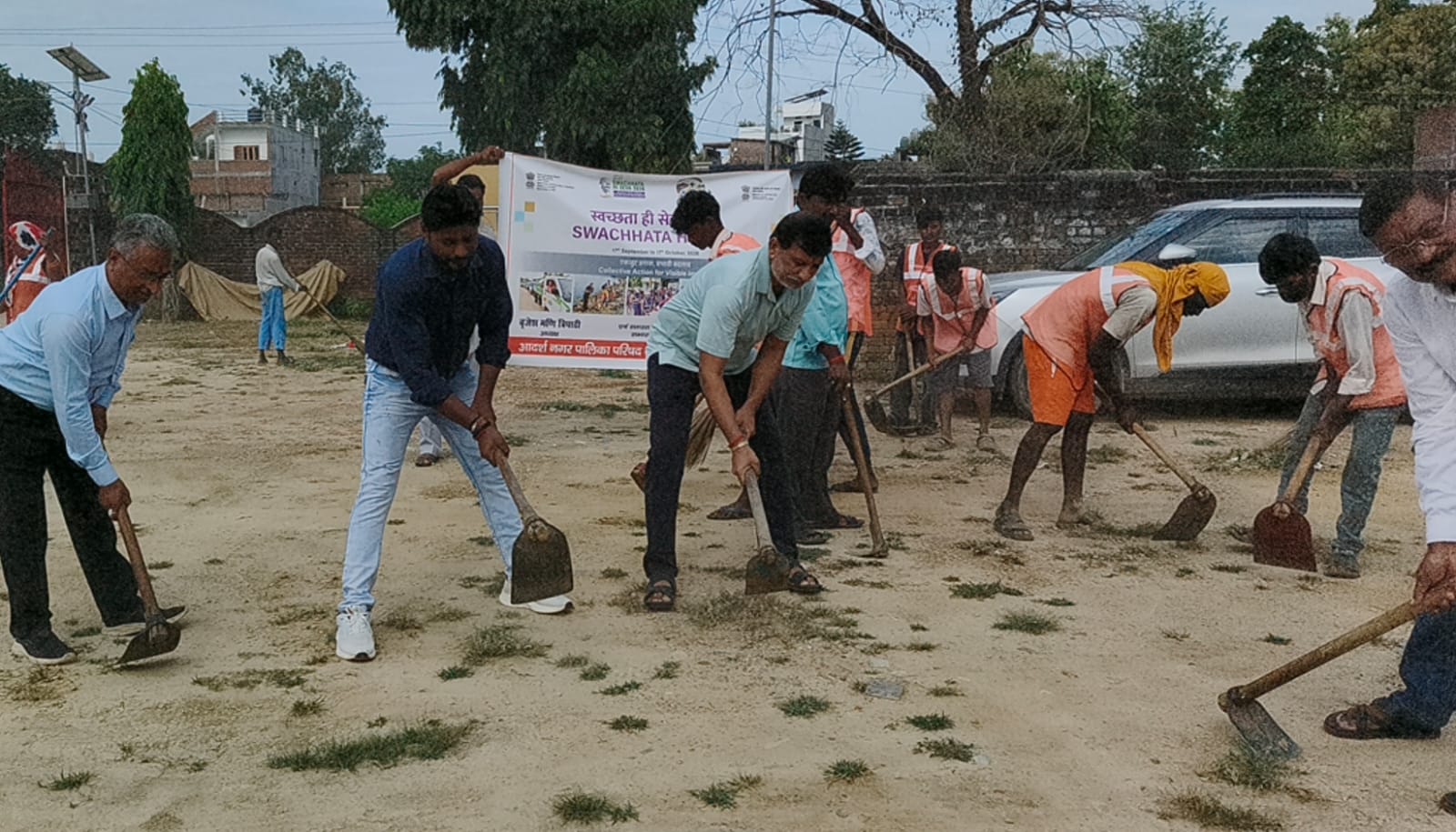 नगर पालिका अध्यक्ष की अगुवाई में श्री श्याम मंदिर परिसर में चला स्वच्छता अभियान