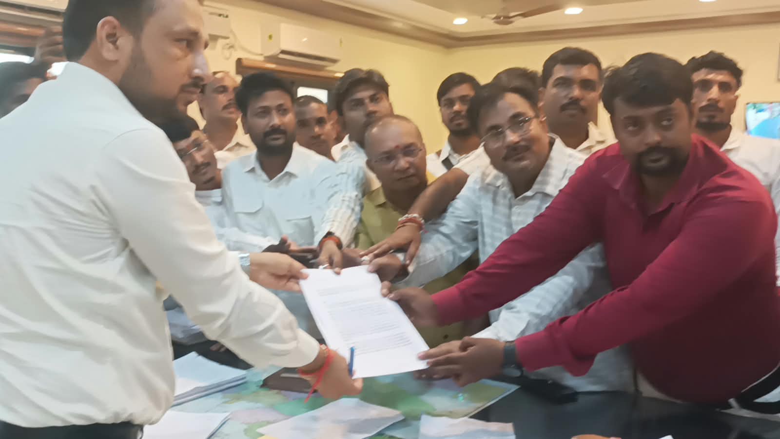 पत्रकार की आवाज दबाने की कोशिश पर उग्र हुए मीडियाकर्मी