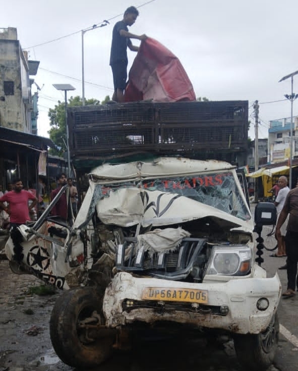 कोल्हुई-बृजमनगंज मार्ग पर बड़ा हादसा, पिकअप में फंसे दो युवकों को पुलिस ने ऐसे निकाला