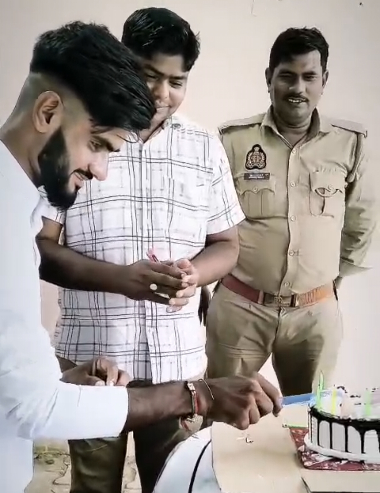 चौकी में बर्थडे पार्टी पड़ी भारी, चौकी प्रभारी समेत 6 पुलिसकर्मी सस्पेंड!