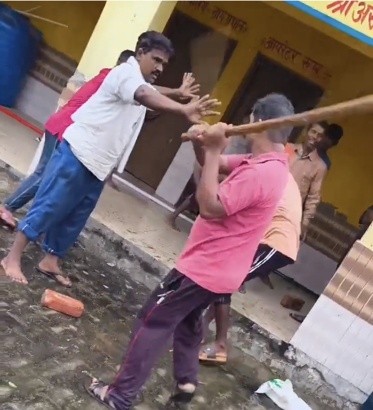 नौतनवां में कोटेदार की दबंगई का खौफनाक VIDEO: युवकों को दौड़ा-दौड़ाकर लाठियों से पीटा, सिर फोड़ा 