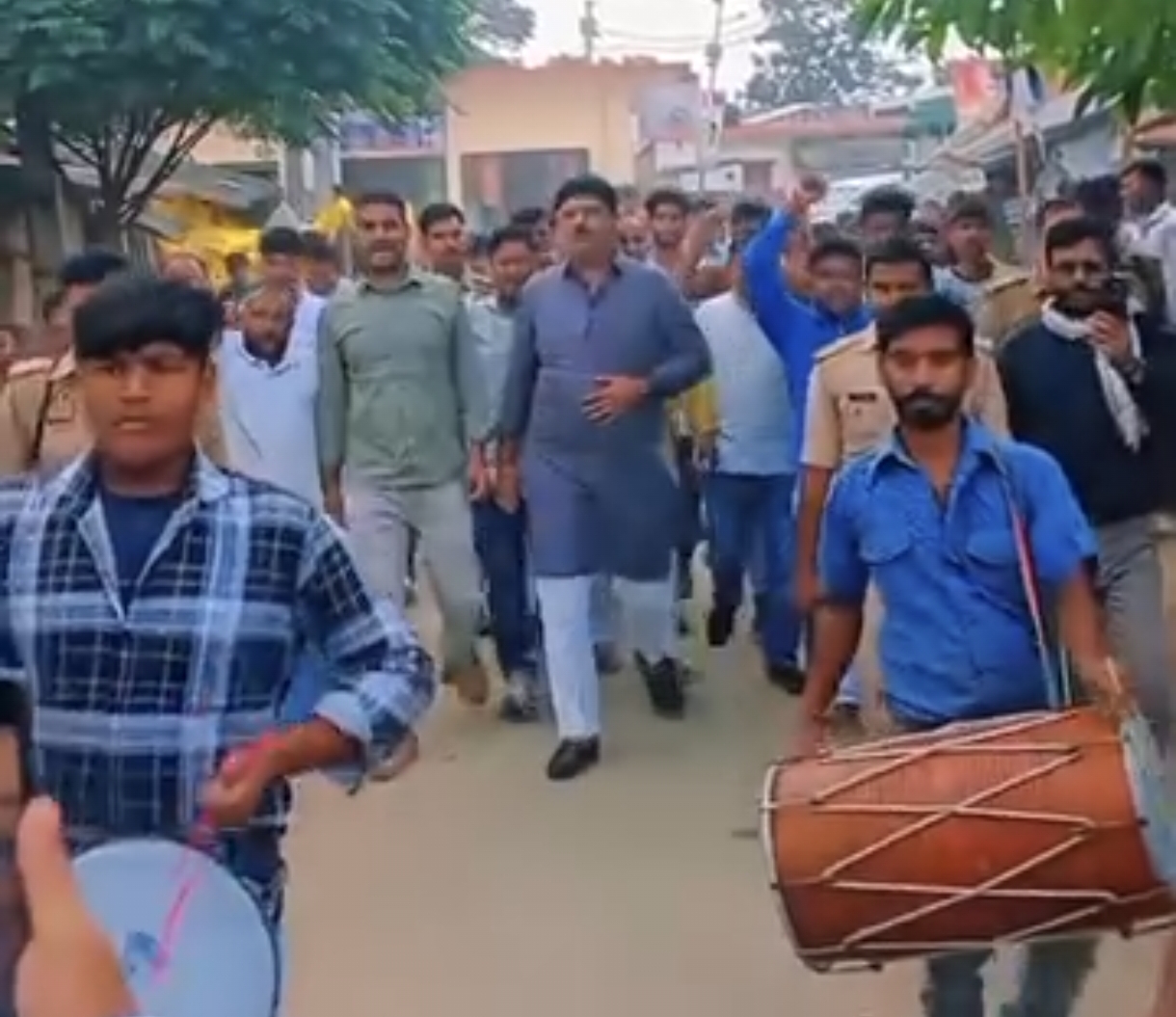 ढोल नगाड़े के साथ ग्रामीणों ने बेलहिया में विधायक का किया भव्य स्वागत